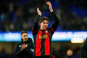 记者:巴黎与扎巴尼的转会达成协议 伯恩茅斯夏窗卖人狂揽1.7亿欧