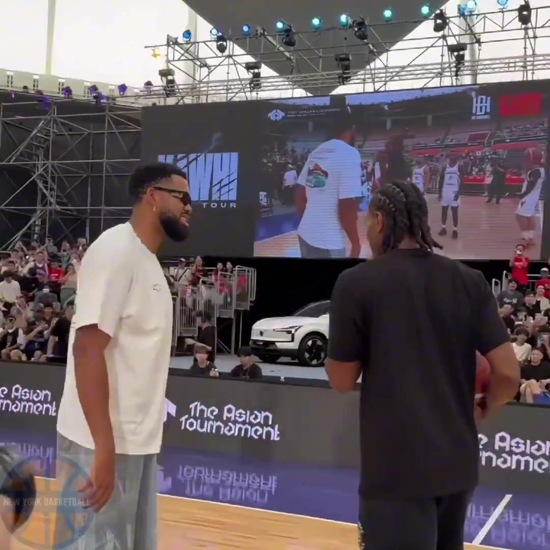 九游体育app-他乡遇故知！唐斯到访小卡中国行活动 两人比试三分交谈甚欢