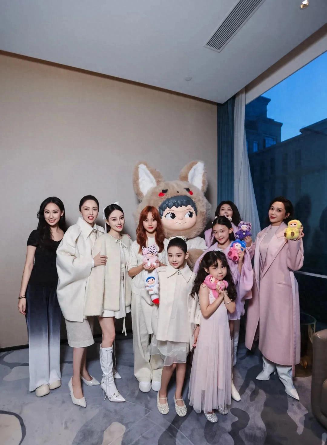 九游体育-杜华晒星二代走秀！甜馨比李小璐还高，酒窝有星范儿，黄奕尴尬了