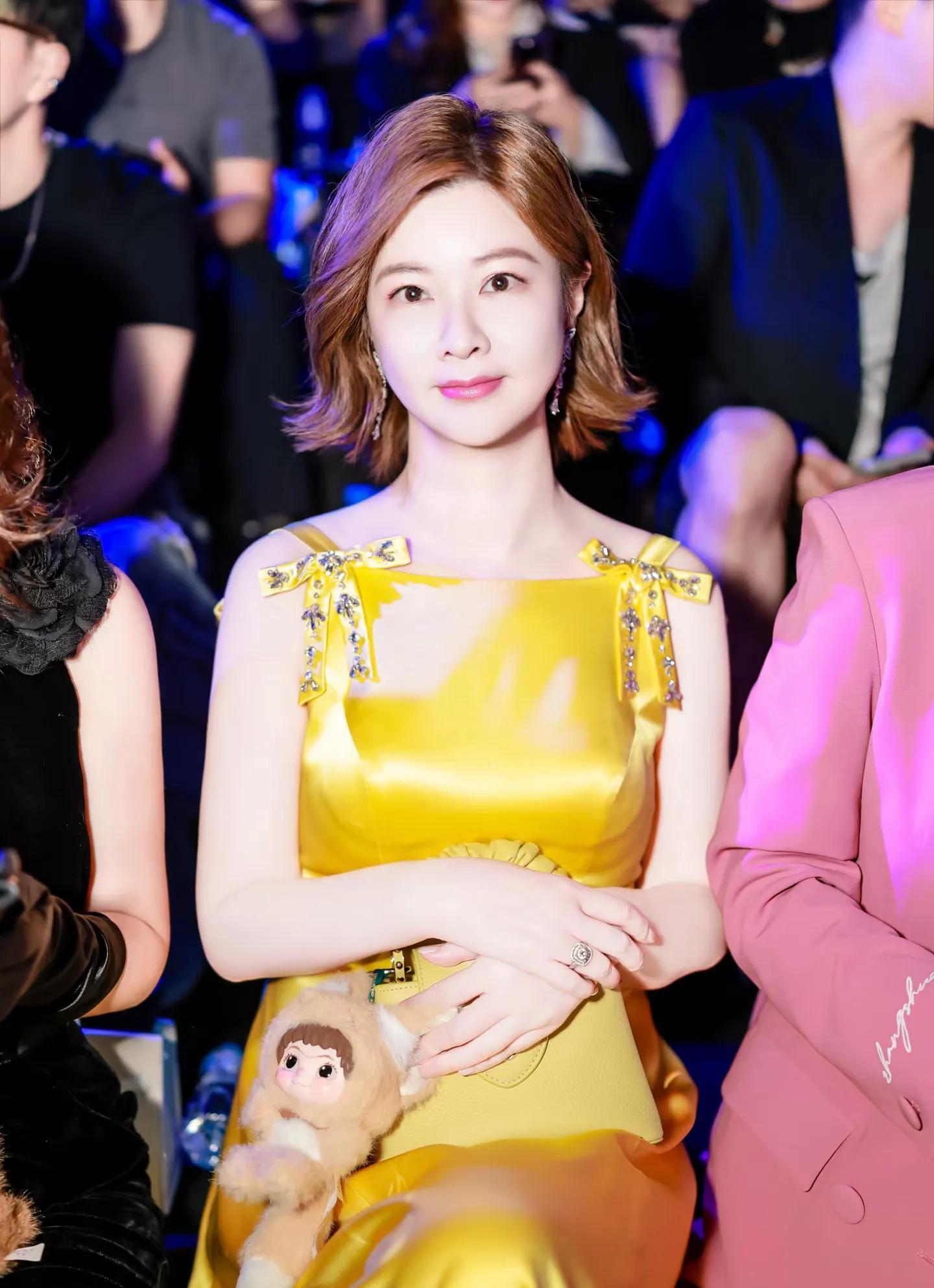 九游体育-杜华晒星二代走秀！甜馨比李小璐还高，酒窝有星范儿，黄奕尴尬了