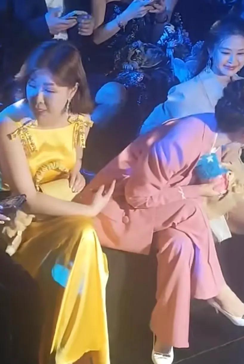 九游体育-杜华晒星二代走秀！甜馨比李小璐还高，酒窝有星范儿，黄奕尴尬了