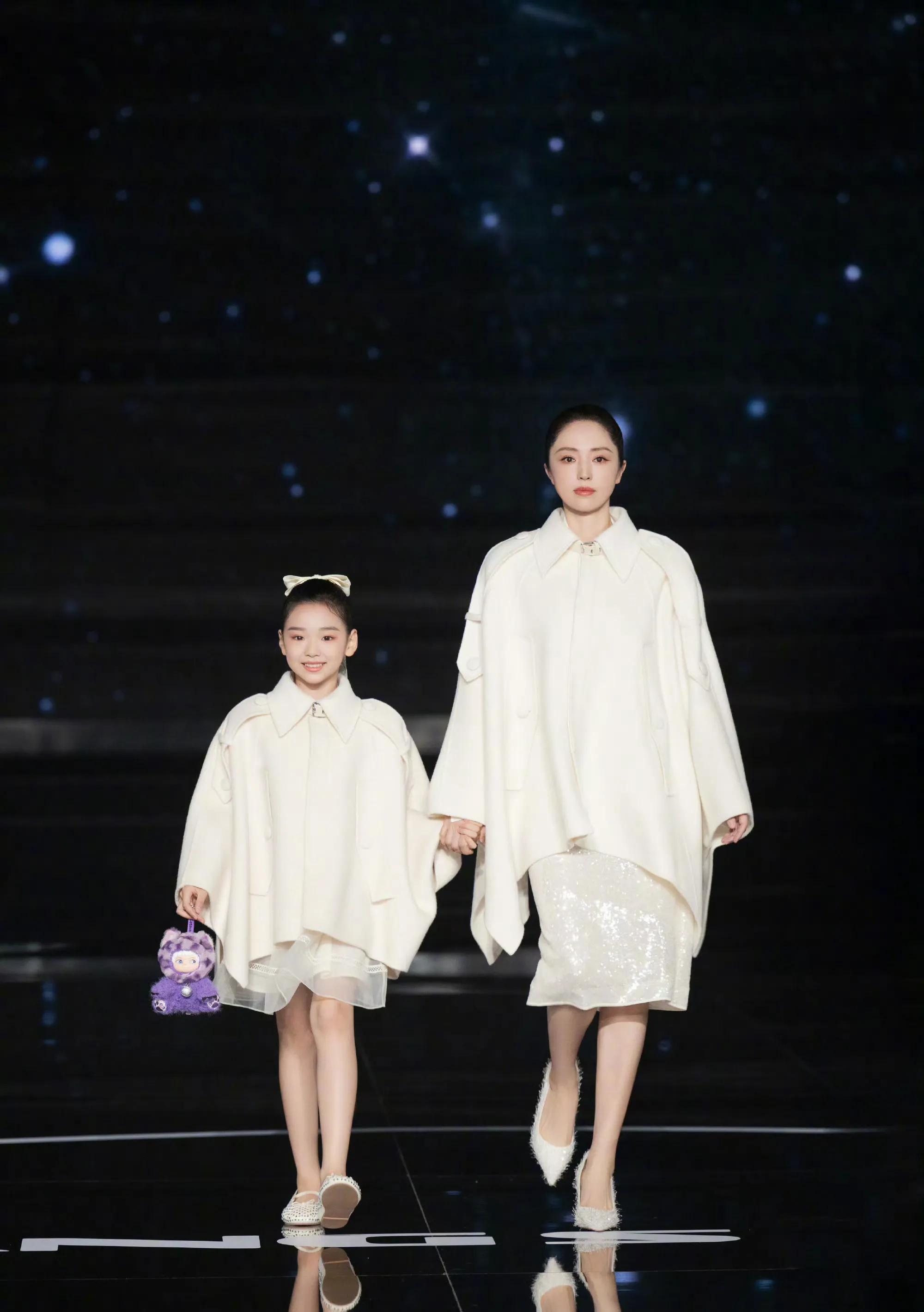 九游体育-杜华晒星二代走秀！甜馨比李小璐还高，酒窝有星范儿，黄奕尴尬了