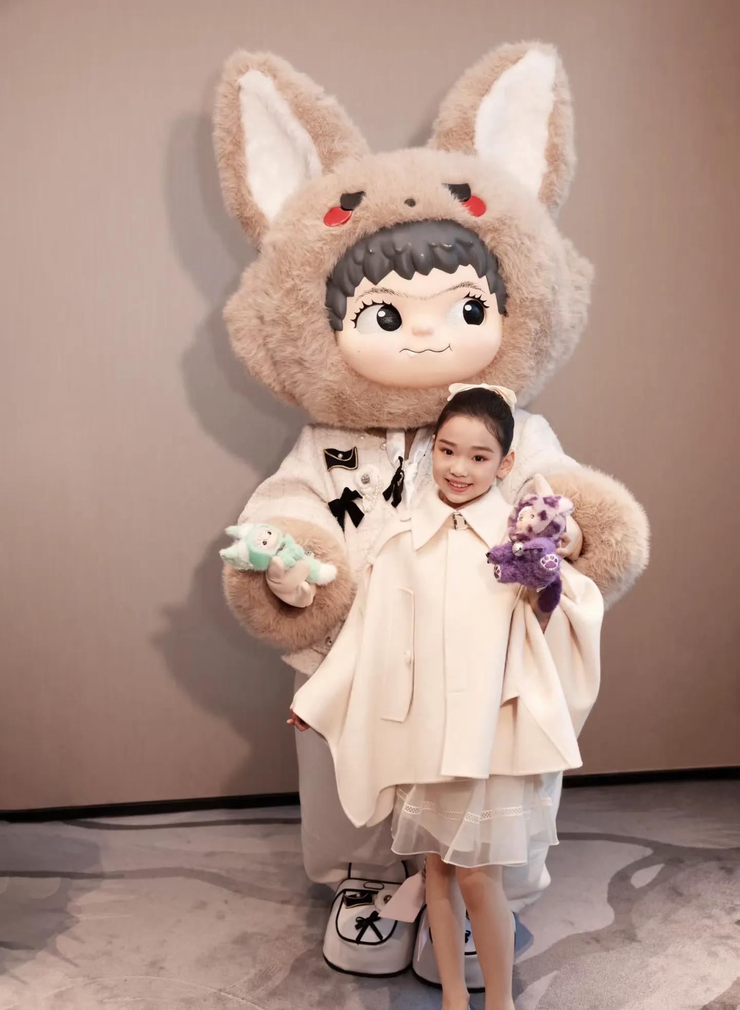 九游体育-杜华晒星二代走秀！甜馨比李小璐还高，酒窝有星范儿，黄奕尴尬了