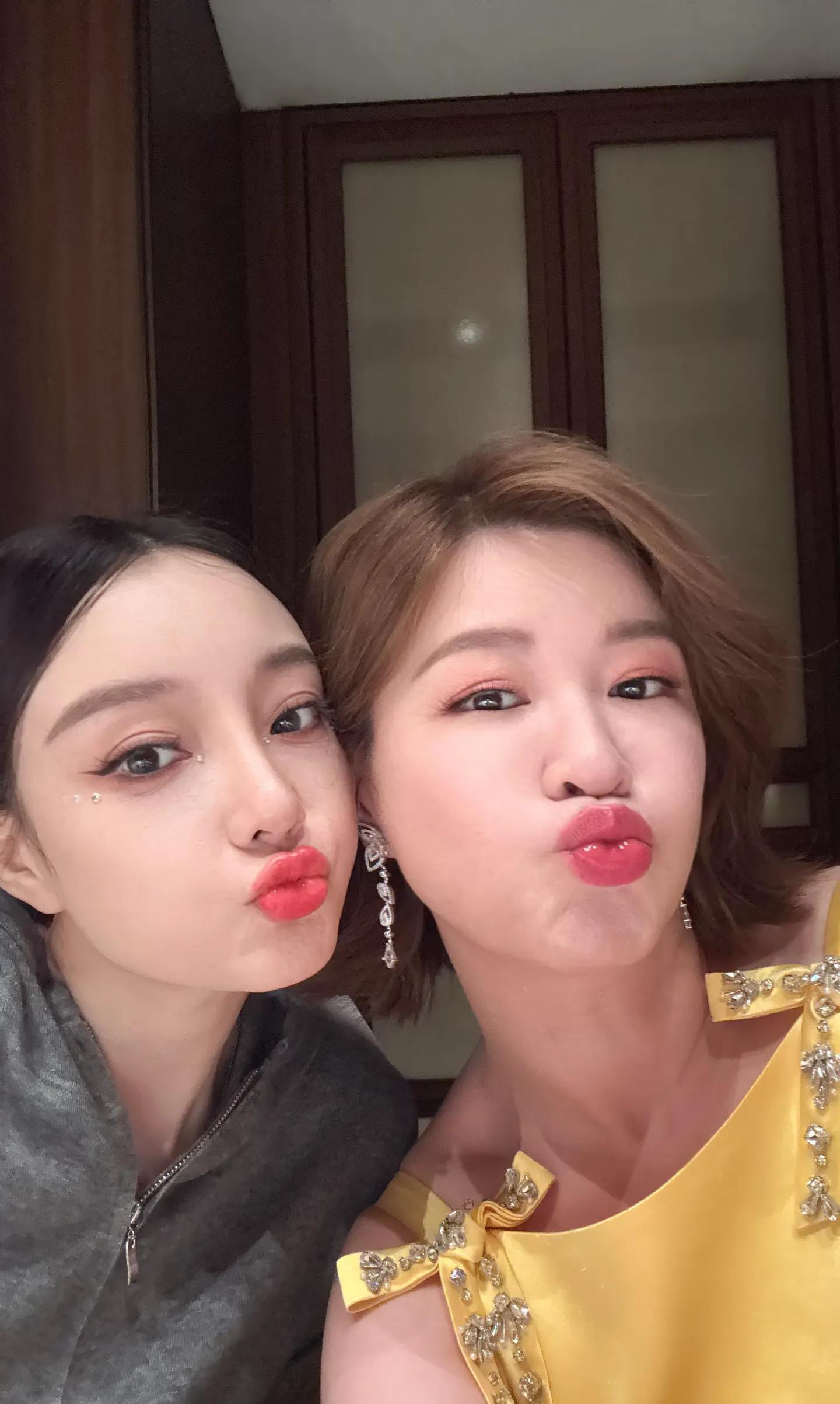 九游体育-杜华晒星二代走秀！甜馨比李小璐还高，酒窝有星范儿，黄奕尴尬了