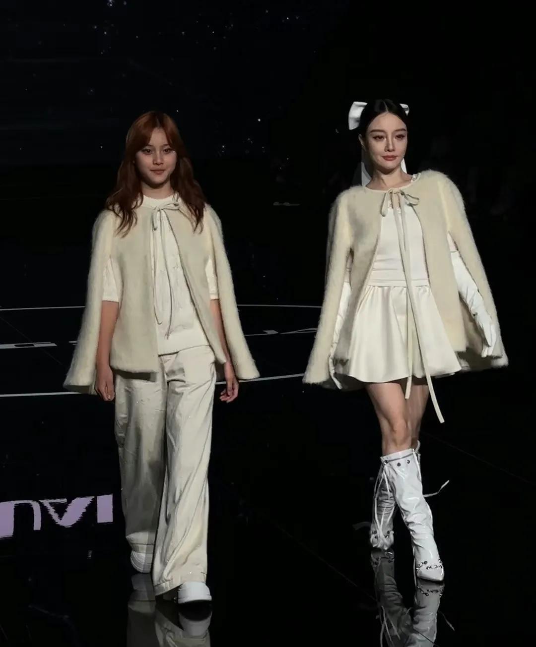 九游体育-杜华晒星二代走秀！甜馨比李小璐还高，酒窝有星范儿，黄奕尴尬了