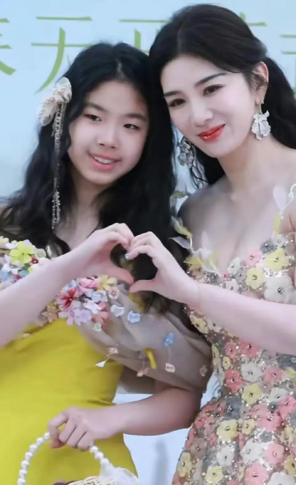 九游体育-杜华晒星二代走秀！甜馨比李小璐还高，酒窝有星范儿，黄奕尴尬了