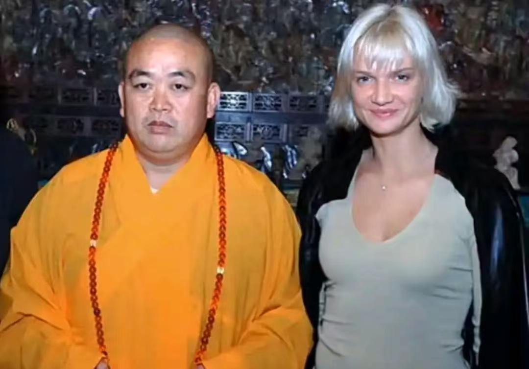 九游体育app-少林寺新方丈释印乐,上任仅一天,就被人扒出和美女大量的合照!