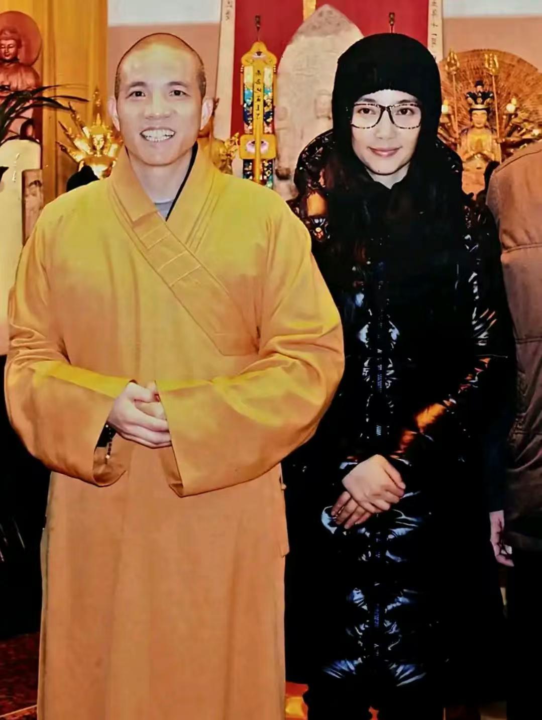 九游体育app-少林寺新方丈释印乐,上任仅一天,就被人扒出和美女大量的合照!