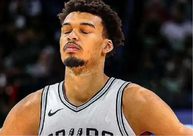 我去！文班又长高了！还真壮了！马刺这招有用啊