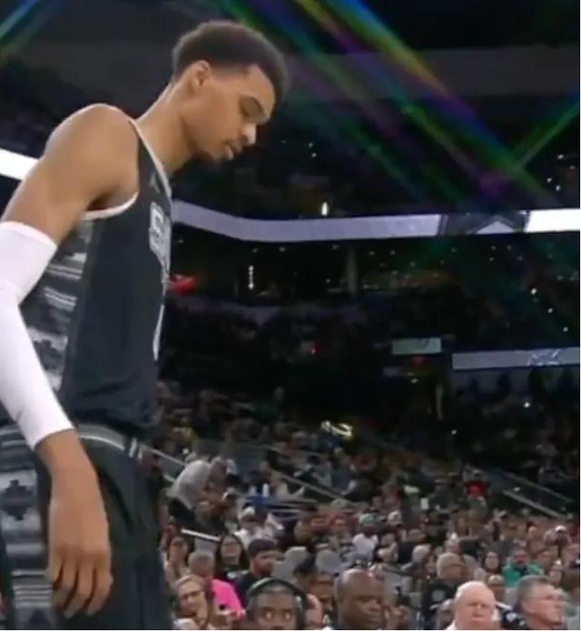 我去！文班又长高了！还真壮了！马刺这招有用啊