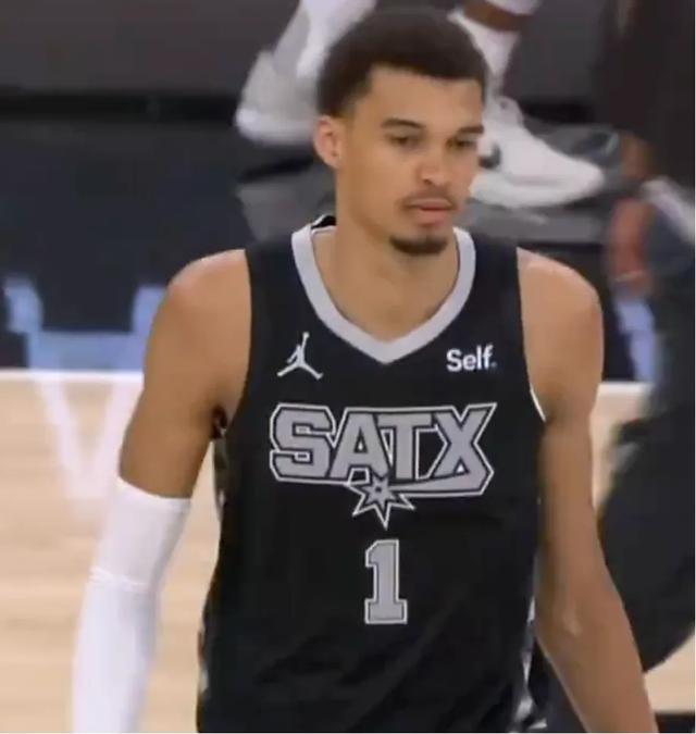 我去！文班又长高了！还真壮了！马刺这招有用啊