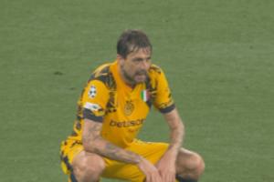 九游体育-真的跑不动了37岁阿切尔比被19岁马尤卢超车，蹲在地上喘粗气