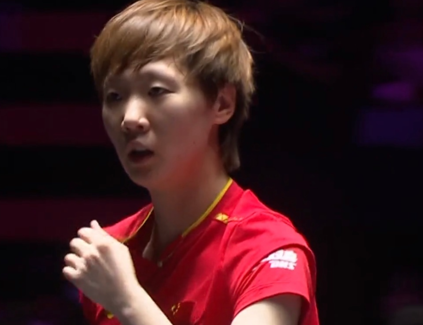 王曼昱3-2早田希娜晋级八强!二四局完美调整,第五局旋转压制!