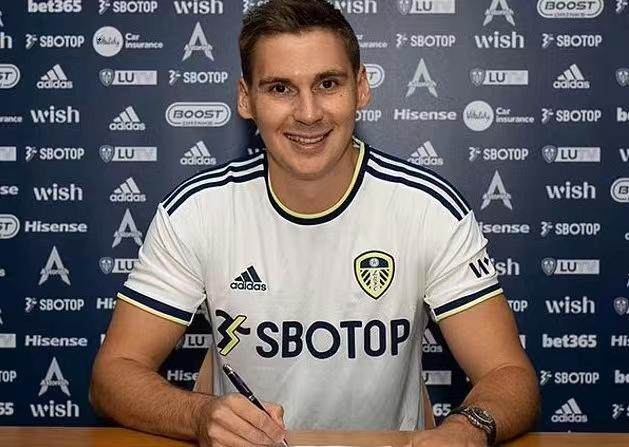 九游体育app-【早报】强行制造悬念？枪手两度点球未判惹争议！