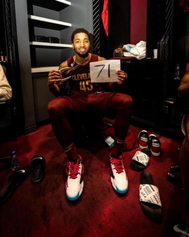 九游体育app-【早报】强行制造悬念？枪手两度点球未判惹争议！