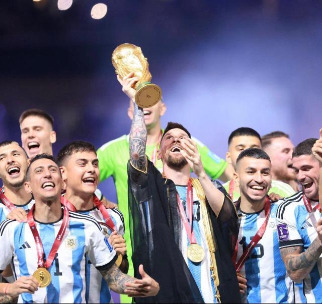 九游体育-【特写】阿根廷队首都巡游，与500万球迷共同狂欢