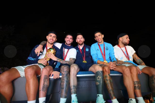 九游体育-【特写】阿根廷队首都巡游，与500万球迷共同狂欢