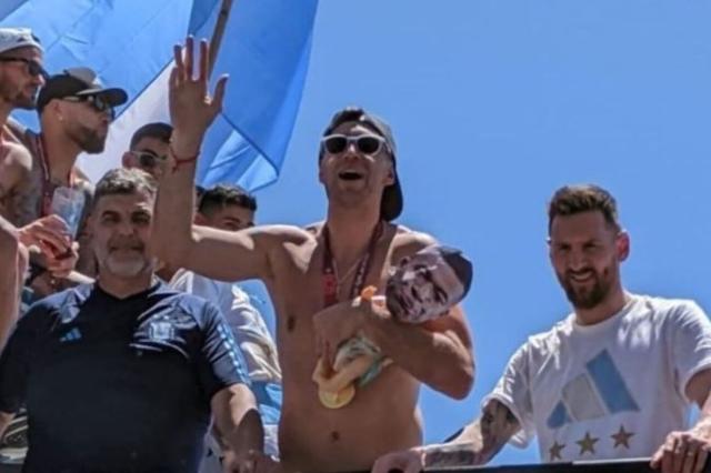 九游体育-【特写】阿根廷队首都巡游，与500万球迷共同狂欢