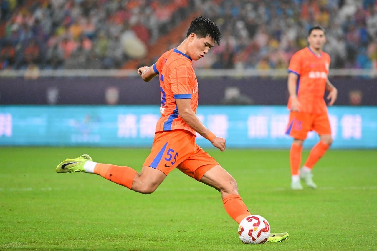 九游体育app-银哨阻梅开，铁血铸核心！后卫彭啸：山东泰山太子的U23封神之路