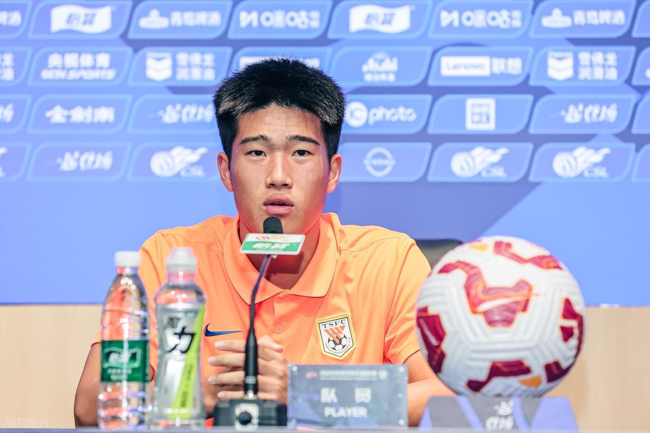 九游体育app-银哨阻梅开，铁血铸核心！后卫彭啸：山东泰山太子的U23封神之路